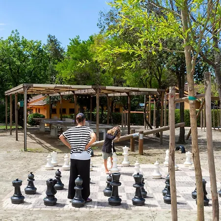 Hu Village Ferienpark Montescudaio